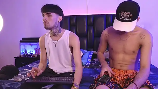 Snapshot of Brutal_Sex_Fucking chatting on December 15, 11:42 pm Brutal Sex Fucking online show from December 15, 11:42 pm