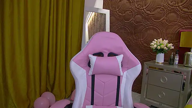 Snapshot of IrisMonn chatting on December 11, 6:14 am IrisMonn online show from December 11, 6:14 am