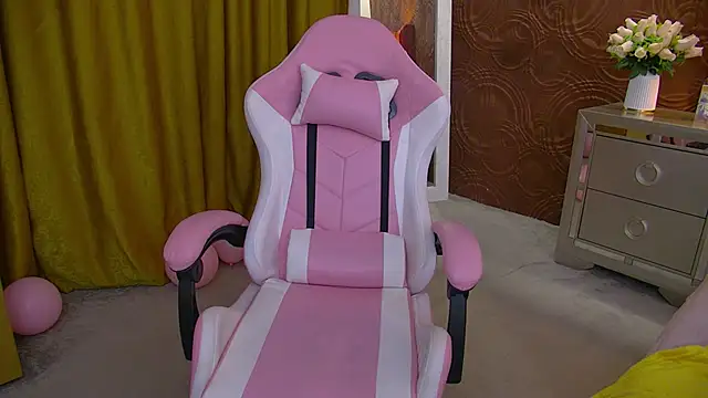 Snapshot of IrisMonn chatting on December 11, 9:19 am IrisMonn online show from December 11, 9:19 am