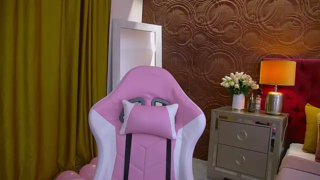 Snapshot of IrisMonn chatting on December 17, 5:40 am IrisMonn online show from December 17, 5:40 am