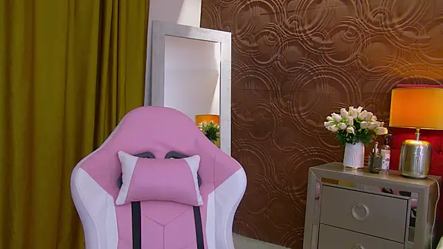 Snapshot of IrisMonn chatting on December 19, 11:39 am IrisMonn online show from December 19, 11:39 am