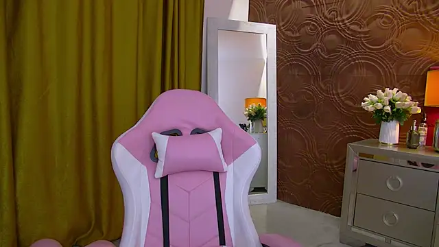 Snapshot of IrisMonn chatting on December 20, 5:47 am IrisMonn online show from December 20, 5:47 am