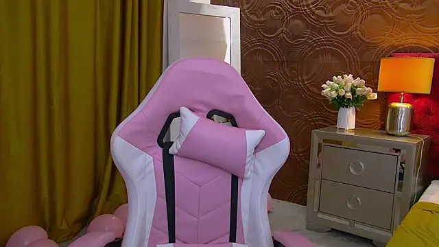 Snapshot of IrisMonn chatting on January 13, 6:27 am IrisMonn online show from January 13, 6:27 am