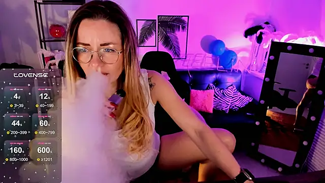 LadyIzabel online show from December 14, 8:45 am