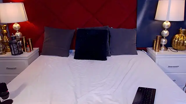 MinnieDrew online show from October 6, 7:00 pm