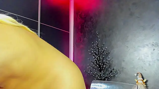 glossy blondegirl online show from December 3, 8:07 pm