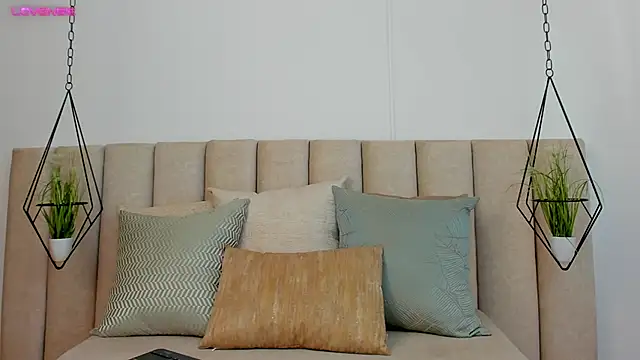 Olivia Collins1 online show from December 29, 9:30 pm