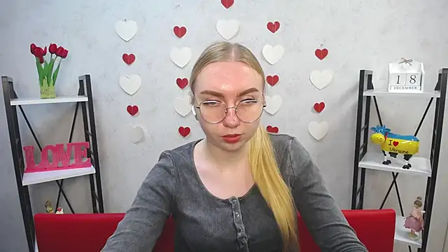 Snapshot of BeatriceFly chatting on December 18, 12:18 pm BeatriceFly online show from December 18, 12:18 pm