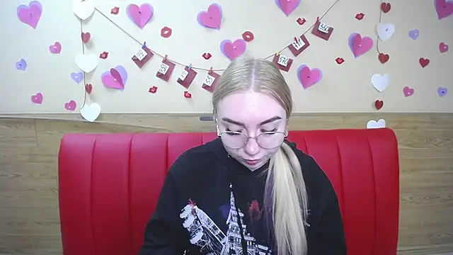 Snapshot of BeatriceFly chatting on March 1, 9:40 am BeatriceFly online show from March 1, 9:40 am