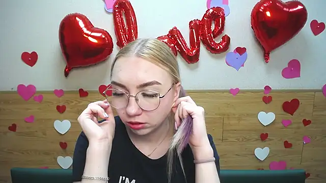 Snapshot of BeatriceFly chatting on March 16, 9:38 am BeatriceFly online show from March 16, 9:38 am