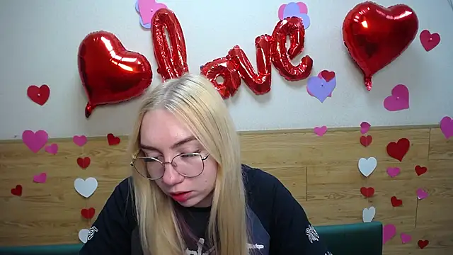 Snapshot of BeatriceFly chatting on March 20, 12:43 pm BeatriceFly online show from March 20, 12:43 pm