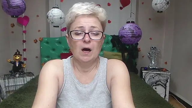 EmiliaGree online show from November 3, 6:09 pm