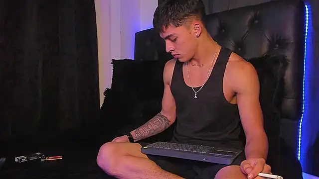 James1lee  online show from December 16, 2:36 am