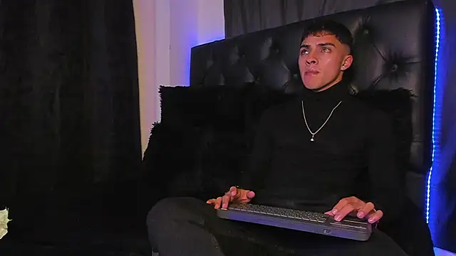 James1lee  online show from December 17, 3:28 am