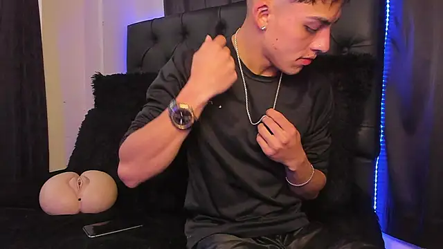 James1lee  online show from January 12, 9:51 pm