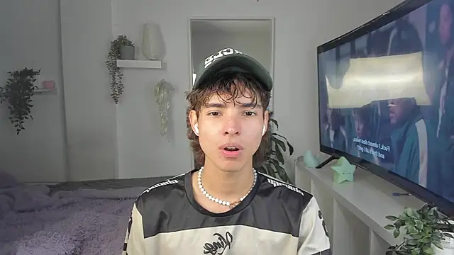 santy-kitty online show from December 3, 3:47 am