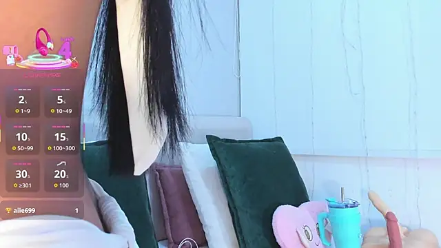 Isaa Queen online show from October 7, 7:44 pm