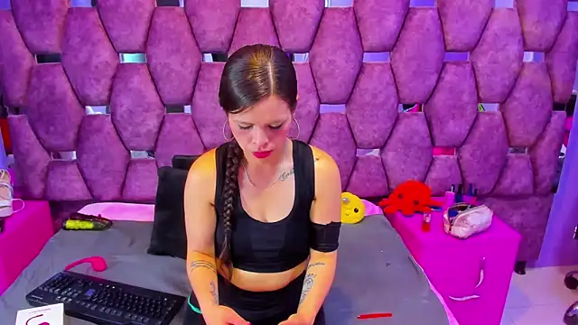 Mariana Benett online show from October 7, 8:50 pm