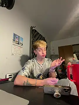 Snapshot of twentywithafelonyy chatting on January 18, 1:18 pm twentywithafelonyy online show from January 18, 1:18 pm