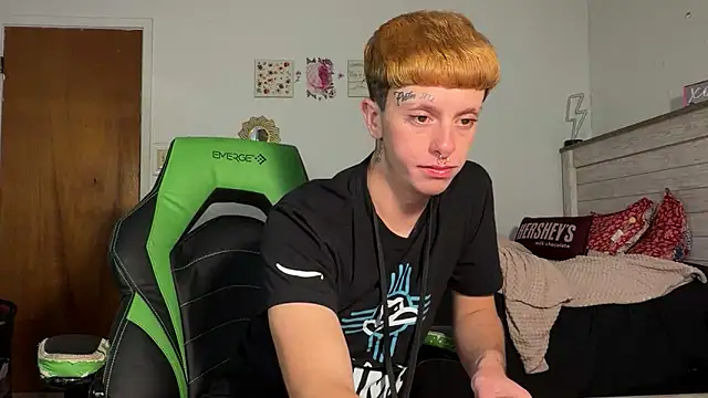 Snapshot of twentywithafelonyy chatting on November 25, 8:20 pm twentywithafelonyy online show from November 25, 8:20 pm