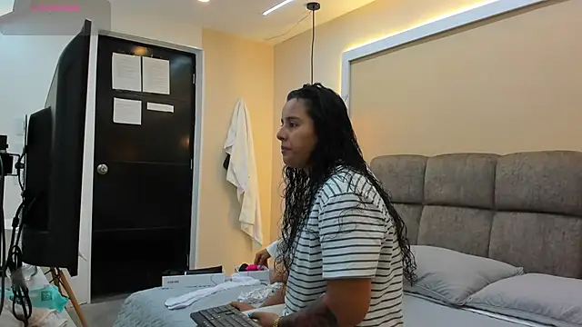 Snapshot of Dilan_y_Mia chatting on December 14, 2:53 pm Dilan y Mia online show from December 14, 2:53 pm