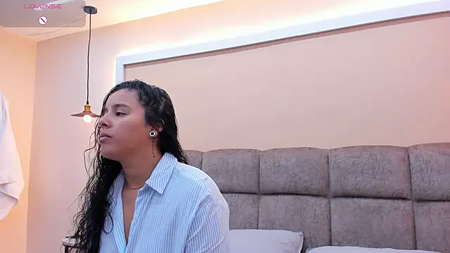 Snapshot of Dilan_y_Mia chatting on December 15, 1:43 pm Dilan y Mia online show from December 15, 1:43 pm