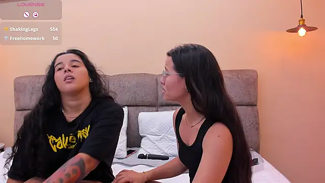 Snapshot of Dilan_y_Mia chatting on December 17, 3:49 pm Dilan y Mia online show from December 17, 3:49 pm