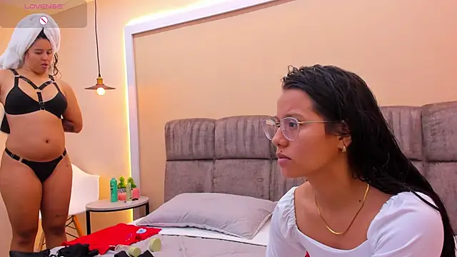 Snapshot of Dilan_y_Mia chatting on December 30, 12:42 pm Dilan y Mia online show from December 30, 12:42 pm