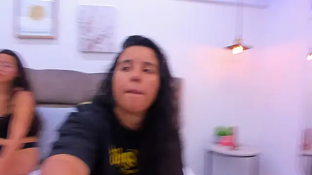 Snapshot of Dilan_y_Mia chatting on February 8, 6:22 pm Dilan y Mia online show from February 8, 6:22 pm