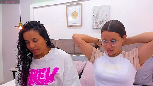 Snapshot of Dilan_y_Mia chatting on March 6, 12:19 pm Dilan y Mia online show from March 6, 12:19 pm