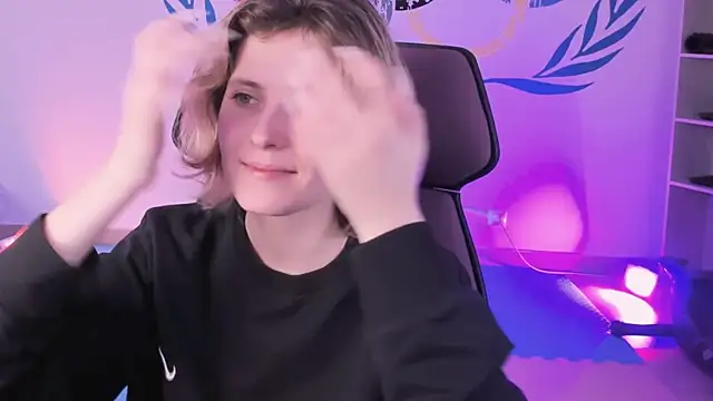 Snapshot of LolaAsmus chatting on December 24, 8:11 am LolaAsmus online show from December 24, 8:11 am