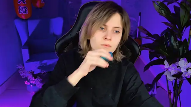 Snapshot of LolaAsmus chatting on February 4, 5:10 am LolaAsmus online show from February 4, 5:10 am