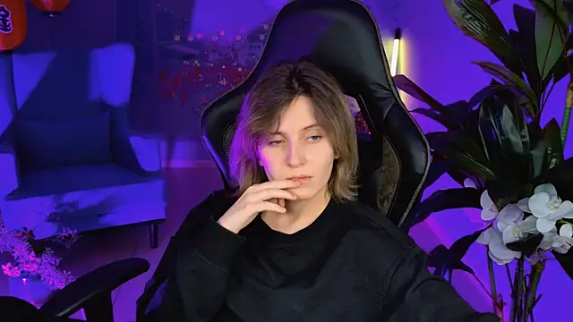 Snapshot of LolaAsmus chatting on February 4, 8:13 am LolaAsmus online show from February 4, 8:13 am