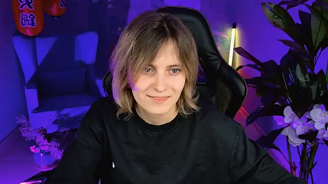 Snapshot of LolaAsmus chatting on February 4, 11:16 am LolaAsmus online show from February 4, 11:16 am