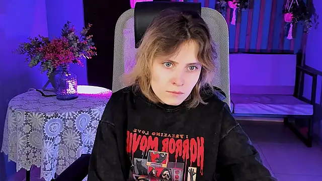 Snapshot of LolaAsmus chatting on February 12, 7:44 am LolaAsmus online show from February 12, 7:44 am