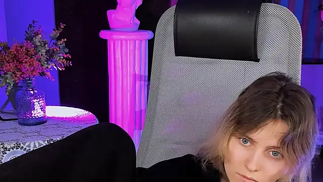 Snapshot of LolaAsmus chatting on February 12, 10:46 am LolaAsmus online show from February 12, 10:46 am