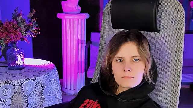 Snapshot of LolaAsmus chatting on February 12, 1:48 pm LolaAsmus online show from February 12, 1:48 pm