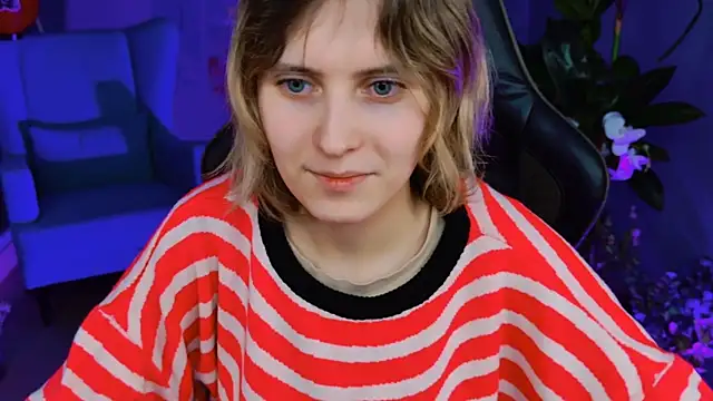 Snapshot of LolaAsmus chatting on February 14, 8:10 am LolaAsmus online show from February 14, 8:10 am