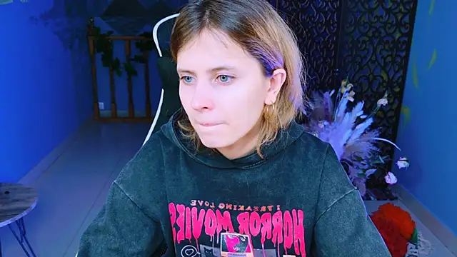 Snapshot of LolaAsmus chatting on February 18, 7:43 am LolaAsmus online show from February 18, 7:43 am