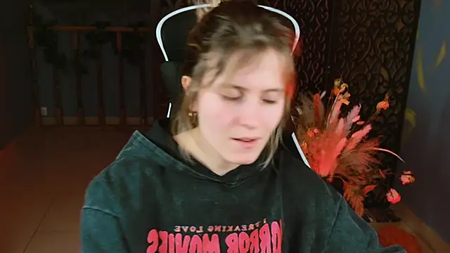 Snapshot of LolaAsmus chatting on February 18, 1:55 pm LolaAsmus online show from February 18, 1:55 pm