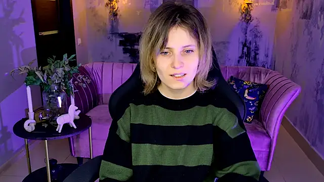 Snapshot of LolaAsmus chatting on February 25, 8:03 am LolaAsmus online show from February 25, 8:03 am