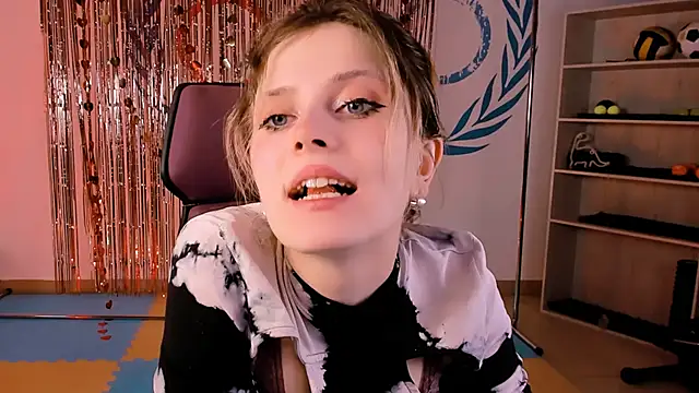 Snapshot of LolaAsmus chatting on February 27, 11:31 am LolaAsmus online show from February 27, 11:31 am