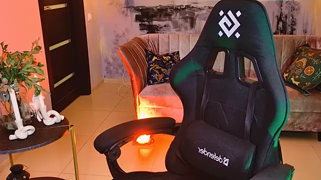 Snapshot of LolaAsmus chatting on March 12, 5:13 am LolaAsmus online show from March 12, 5:13 am