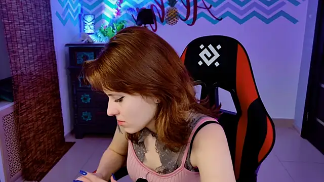 Snapshot of LolaAsmus chatting on November 15, 8:00 am LolaAsmus online show from November 15, 8:00 am