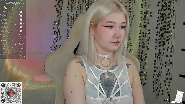 chillycharm online show from February 7, 3:01 am