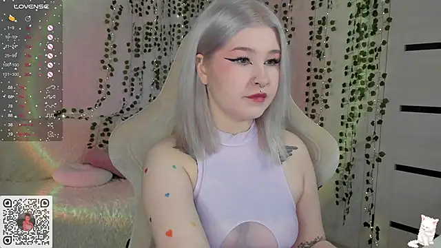 chillycharm online show from February 11, 10:39 pm