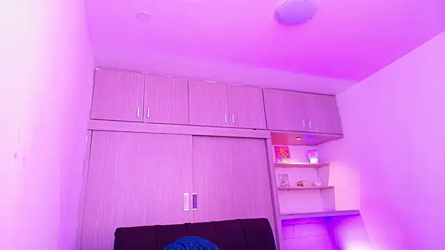 Snapshot of Shenoa1 chatting on March 13, 5:28 pm Shenoa1 online show from March 13, 5:28 pm