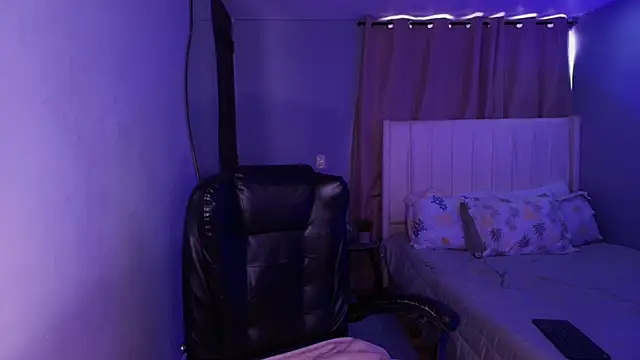 Snapshot of Shenoa1 chatting on November 27, 1:13 pm Shenoa1 online show from November 27, 1:13 pm