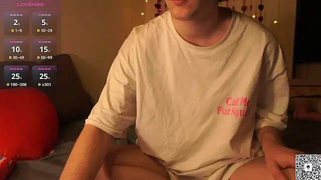 Snapshot of curlyboyy_ chatting on February 14, 4:47 am curlyboyy online show from February 14, 4:47 am