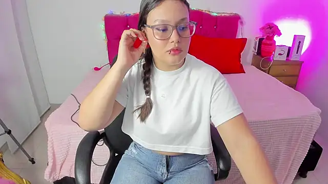 Snapshot of SofiaJoness_ chatting on December 23, 3:29 am SofiaJoness online show from December 23, 3:29 am